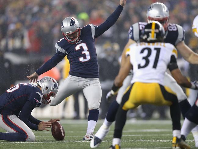 FOXBORO, MA - JANUARY 22: Stephen Gostkowski #3 of the New England Patriots kicks a field goal during the first quarter against the Pittsburgh Steelers in the AFC Championship Game at Gillette Stadium on January 22, 2017 in Foxboro, Massachusetts.   Maddie Meyer/Getty Images/AFP == FOR NEWSPAPERS, INTERNET, TELCOS & TELEVISION USE ONLY ==