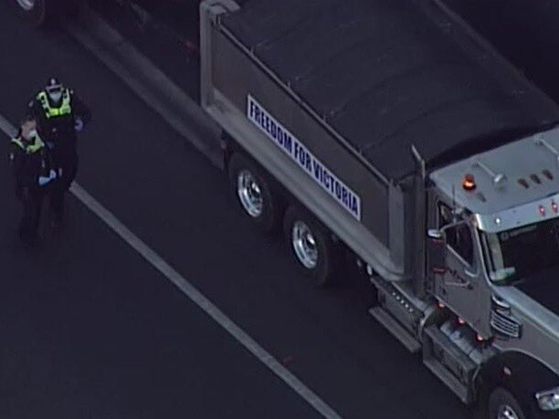 Trucks are intentionally trying to slow traffic on the Tullamarine Freeway in Melbourne  in a protest against mandatory vaccinations and lockdowns. Picture: Twitter/LanaMurphy