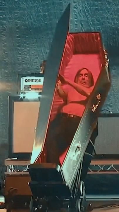 Rock icon stuns with bizarre farewell
