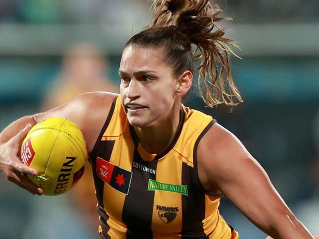 GEELONG, AUSTRALIA - SEPTEMBER 26: Eliza West of the Hawks breaks the tackle of Rebecca Webster of the Cats during the round five AFLW match between Geelong Cats and Hawthorn Hawks at GMHBA Stadium, on September 26, 2024, in Geelong, Australia. (Photo by Kelly Defina/Getty Images)