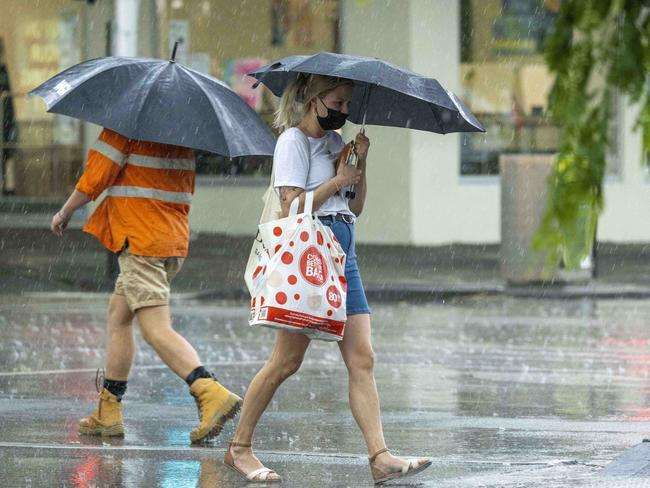 MELBOURNE, AUSTRALIA - NewsWire Photos December 1st, 2021: A storm hits Melbourne this afternoon as seen from Clarendon street in Sth Melbourne. Picture: NCA NewsWire / Wayne Taylor