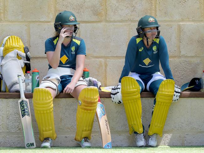 Cheatle, left, pictured in early 2019 alongside her Aussie teammate Delissa Kimmince during practice at the WACA. Picture: Richard Wainwright/AAP