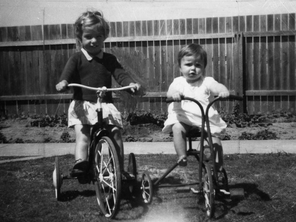 <p>Jane and Arnna Beaumont on tricycles.</p>