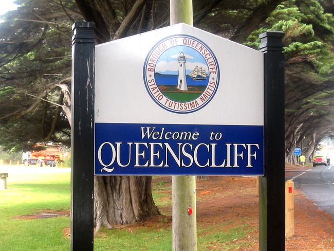 The town sign without the E on Queenscliff