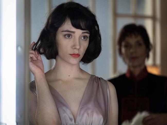 Clara Antoons and Élizabeth Bourgine in Maigret