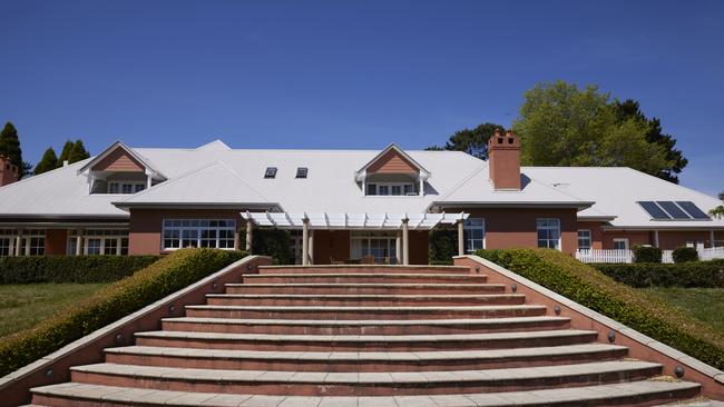 Former federal politician and tennis ace John Alexander has listed his stately Southern Highlands spread Iona Park.