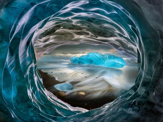 THE 3rd INTERNATIONAL LANDSCAPE PHOTOGRAPHER OF THE YEAR 2016 Photographer: Ignacio Palacios, Australia Icebergs on beach, Iceland