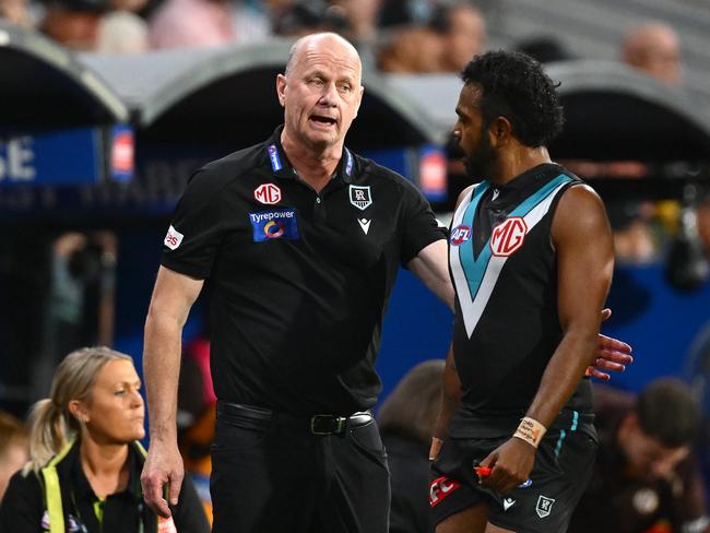 Ken Hinkley speaks to Willie Rioli. Picture: Getty Images