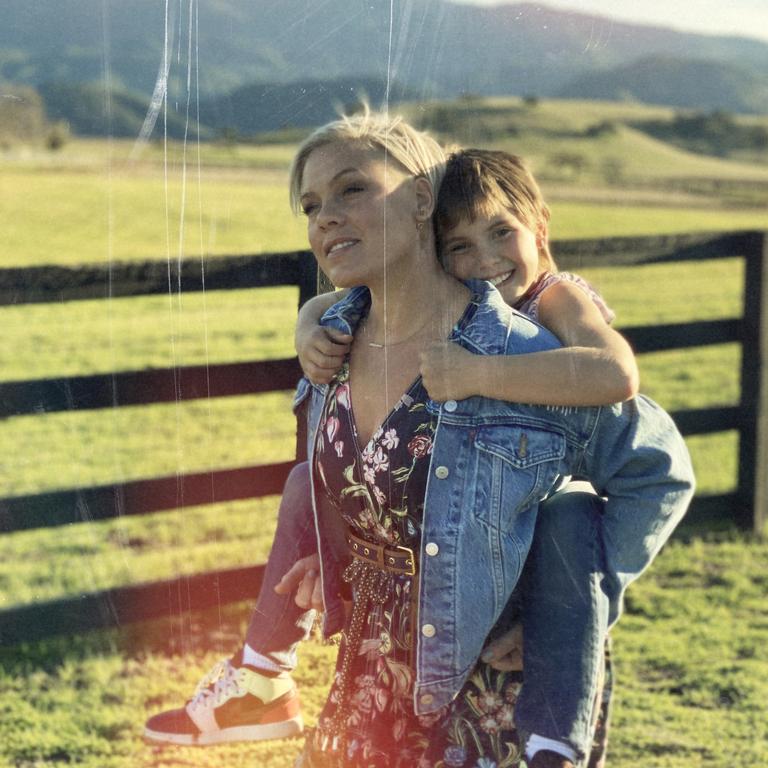 See Pink's Daughter, Willow Sage Hart, Sing 'Cover Me in Sunshine