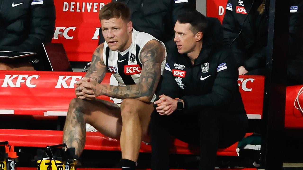 Craig McRae, Senior Coach of the Magpies sits with Jordan De Goey. Picture: Dylan Burns/AFL Photos via Getty Images