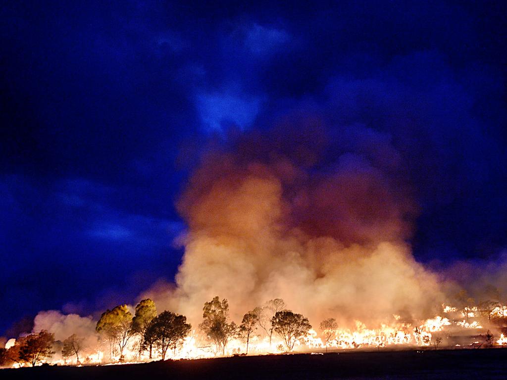 CFA and dse work to contain a blaze burring out of control in the Grampians and surrounding farmland.