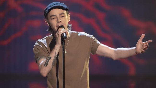 Jockey Robbie Dolan tries his hand at singing, taking on the Blind Auditions on The Voice.