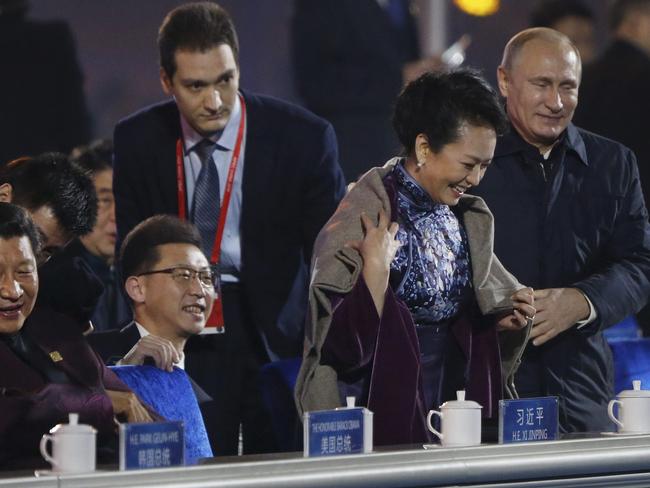 Vladimir Putin helps the Chinese First Lady keep warm.