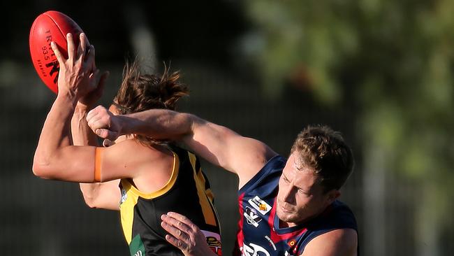 Bendigo FL, Round 15, Sandhurst V Kyneton, QE Oval, Bendigo,  Pascale Craig, 15,  Sandhurst Dragons   &   Jake Ward, 16,  Kyneton Tigers,  Picture Yuri Kouzmin