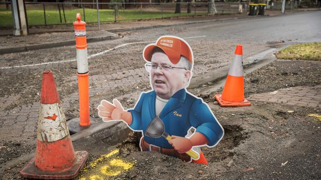 Substitute Water Minister Ian Hunter at a burst water main on Gladstone Rd, Prospect