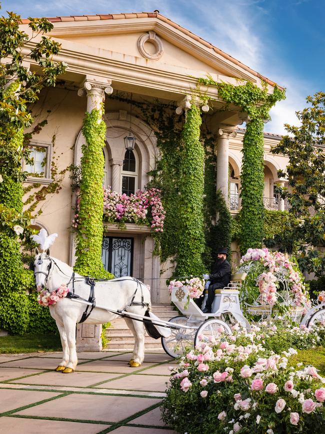 Outside the singer’s home, a Cinderella-style horse-drawn carriage was seen awaiting the bride and groom. Picture: Kevin Ostajewski/Shutterstock/MEDIA MODE