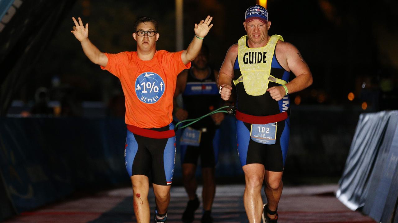 Chris Nikic menjadi atlet pertama dengan sindrom Down yang menyelesaikan triathlon Ironman, berita,