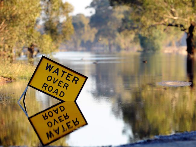 Barmah Picola floods. Flooding. Gearys Rd Barmah a wash with water.