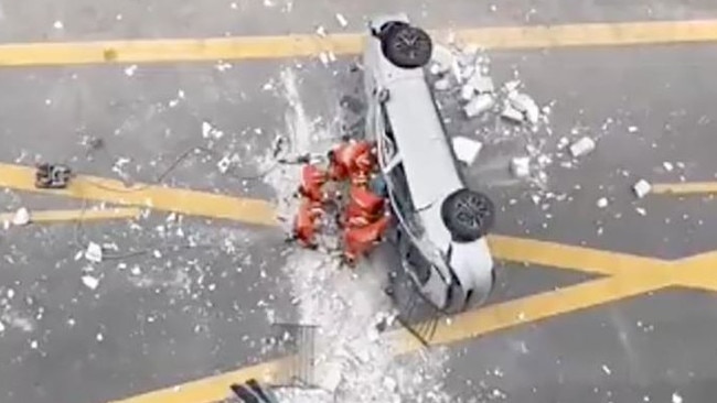 The crash claimed two lives in Shanghai. Picture: Autoview/Weibo