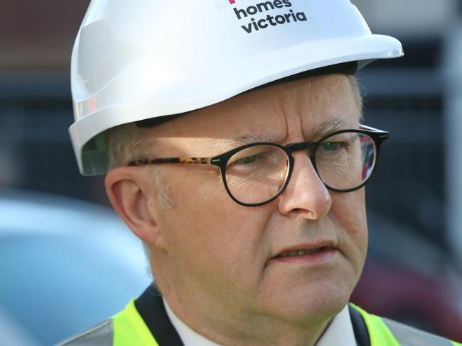 MELBOURNE, AUSTRALIA - NewsWire Photos, AUGUST 15, 2023. Prime Minister Anthony Albanese  during a tour with Victorian Premier Daniel Andrews of a new public housing site in Prahran, Victoria. POOL IMAGE Picture: NCA NewsWire / David Crosling