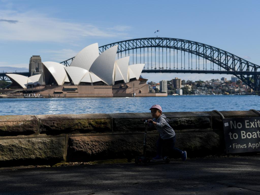 SYDNEY, AUSTRALIA - NewsWire Photos, SEPTEMBER, 30, 2021: Members of the public exercise along Macquarie's Chair in Sydney. Picture: NCA NewsWire/Bianca De Marchi