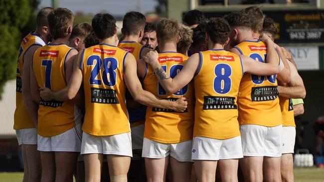 Macleod players huddle up. Picture: Valeriu Campan