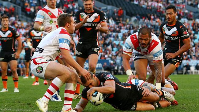 Robbie Farah scores against the Dragons on Sunday.