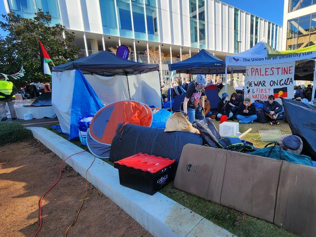 CANBERRA, AUSTRALIA, NewsWire Photos. MAY 27, 2024: Police have descended on the pro-Palestine protest camp at the Australian National University (ANU) in Canberra to break up the encampments. Picture: NewsWire / Martin Ollman