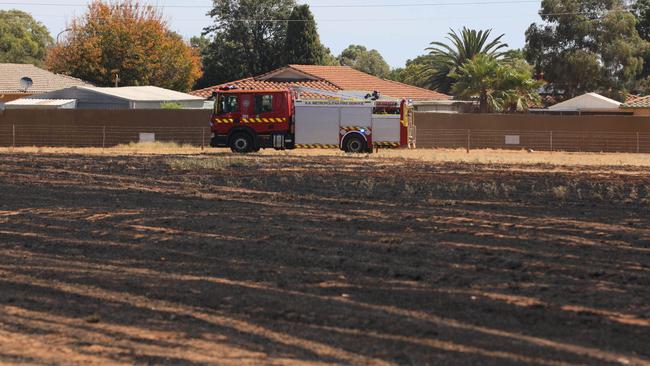 ADELAIDE, SOUTH AUSTRALIA - Advertiser Photos DECEMBER 25, 2024: Scenes from the Smithfield grass fire that burnt in a direction towards Boddington Street, Donnington Street and Konanda Road. Picture: Emma Brasier