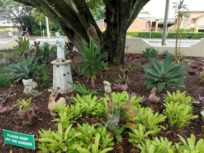 A kangaroo, turtle and pig statue were taken from the garden.