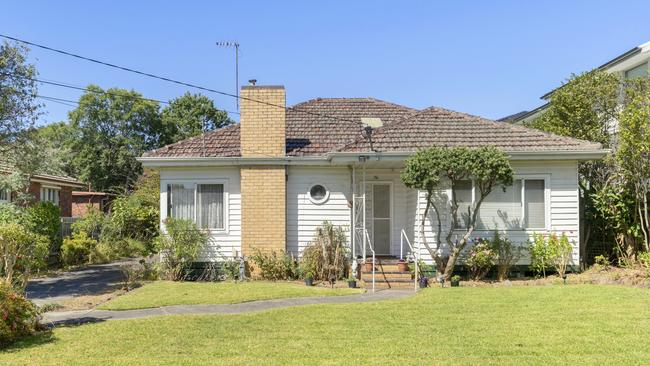 36 Bogong Ave, Glen Waverley sold under the hammer to an “aggressive bidder”.