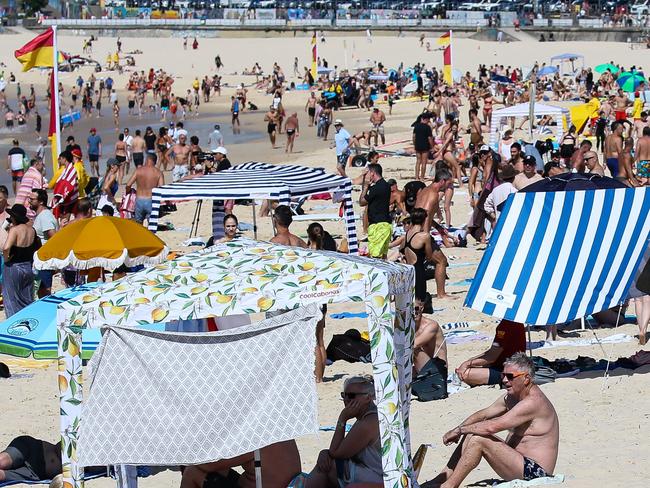 Large crowds flock to Sydney beaches