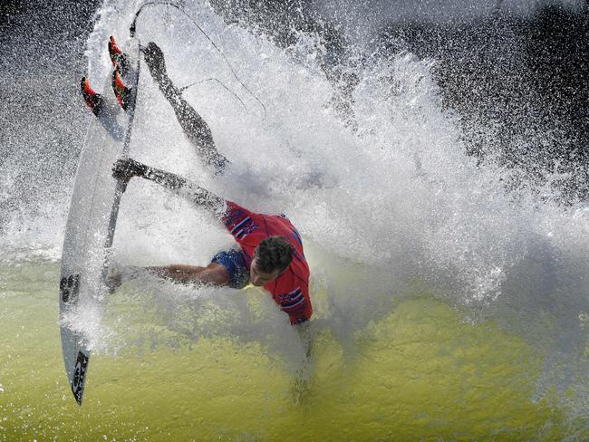 Sebastian Zietz wipes out during a qualifying round.