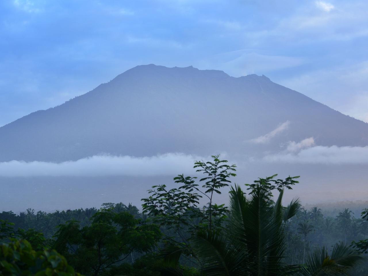 Bali volcano  Mount Agung  continues to rumble eruption 