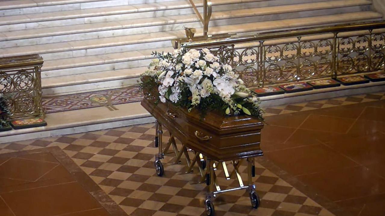 His casket was decorated with a spray of white flowers. Picture: Supplied via NCA NewsWire