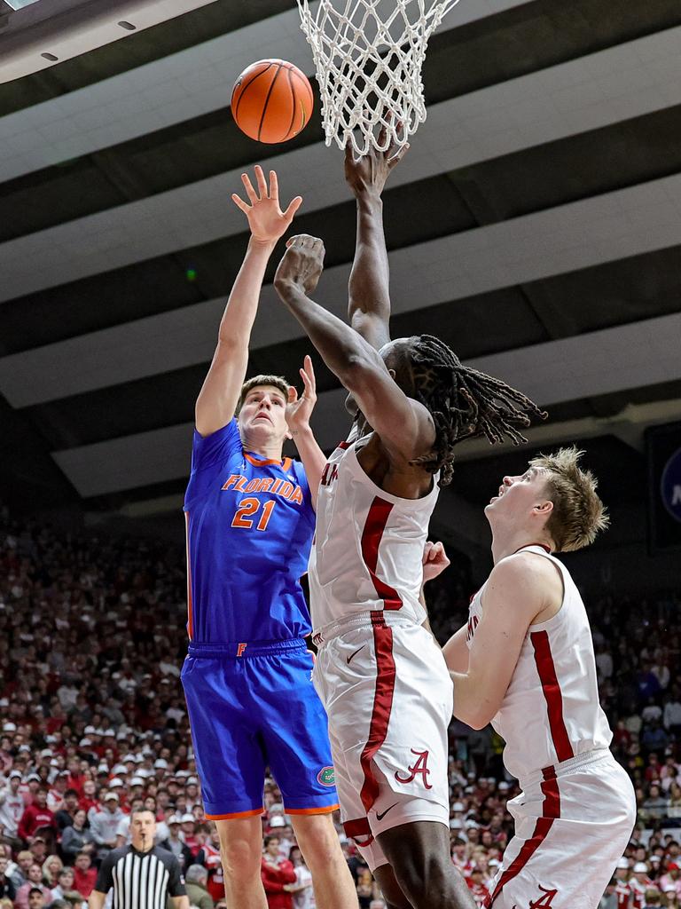 Alex Condon takes a shot for the Florida Gators.