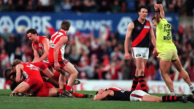 Tony Lockett is swamped by teammates after kicking the winning point against Essendon at the SCG.