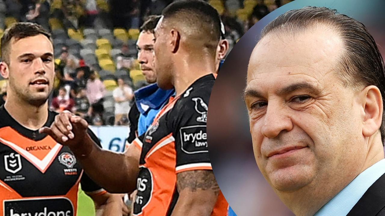 Peter V'landys (R) can't see the Wests Tigers receiving the premiership points they were denied by the bunker.