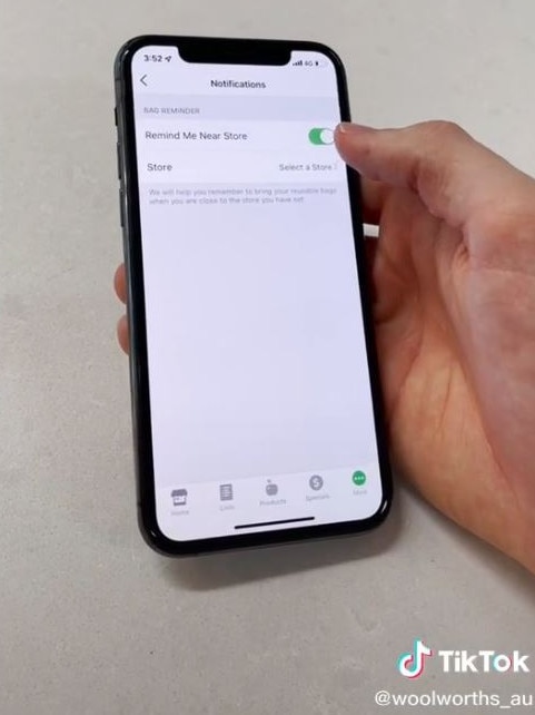 The Woolies staffer also shared a handy tip in the Woolies app that allows you to set reminders to take your reusable bag with you into stores. Picture: TikTok/Woolworthsau