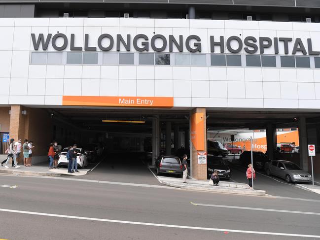 WOLLONGONG, AUSTRALIA - NewsWire Photos December 30, 2020. People line up around the circumference of Wollongong Hospital for Covid19 testing due to the recent outbreak in the area. Picture: NCA NewsWire / Simon Bullard.