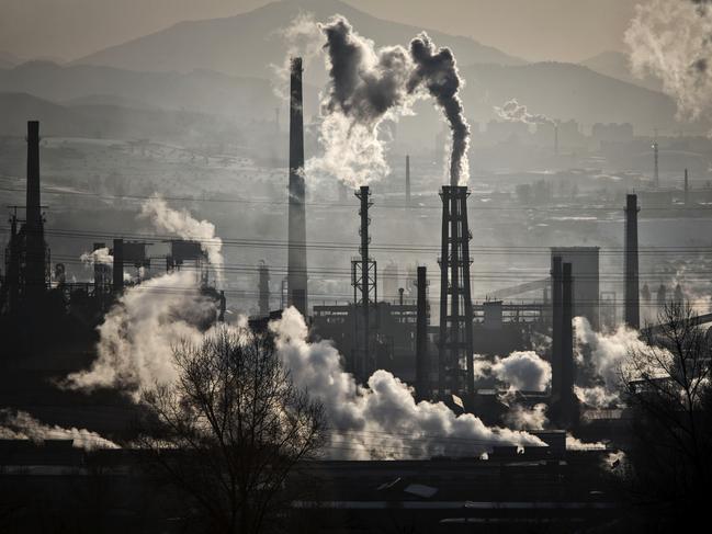 Water vapor and smoke rise from a steel plant in China. Phoptographer: Qilai Shen/Bloomberg