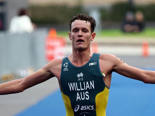 Luke Willian breaks the tape to win the Wollongong World Cup triathlon and enhance his Olympic selection chances. Pic by (Con Chronis/AusTriathlon)