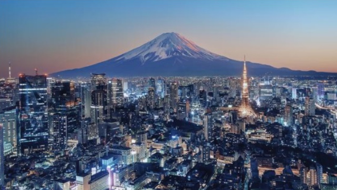 The Japanese government has announced plans to introduce a new travel formthat will require visitors to declare personal information online.