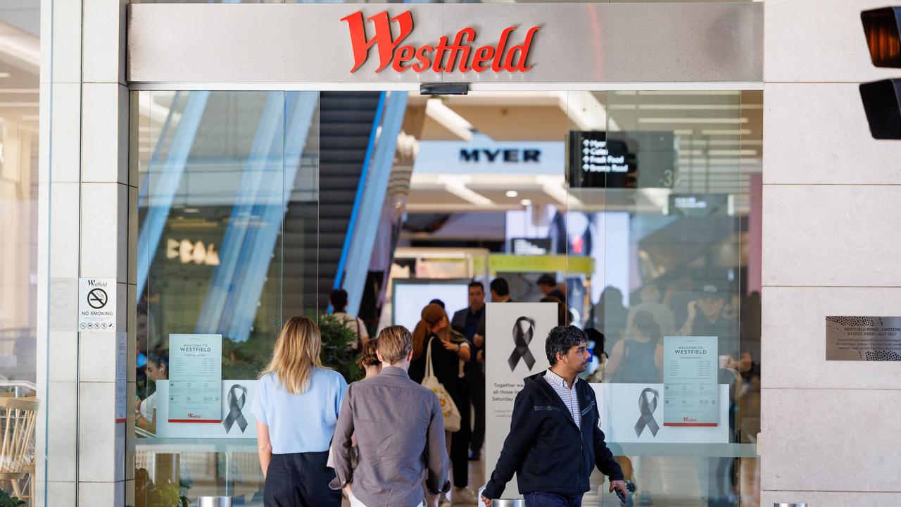 Shoppers return to the centre. Picture: NCA NewsWire / David Swift