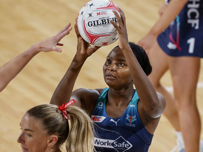 A late shot from Mwai Kumwenda just fell short and the Swifts were able to hold on. Picture: Jenny Evans/Getty Images