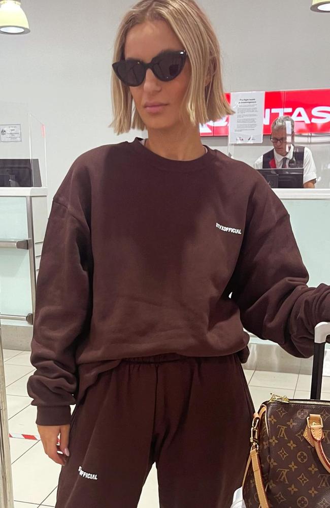 A Qantas staffer has gone viral after photobombing this MAFS star's airport snaps. Picture: Instagram/DomenicaCalarco