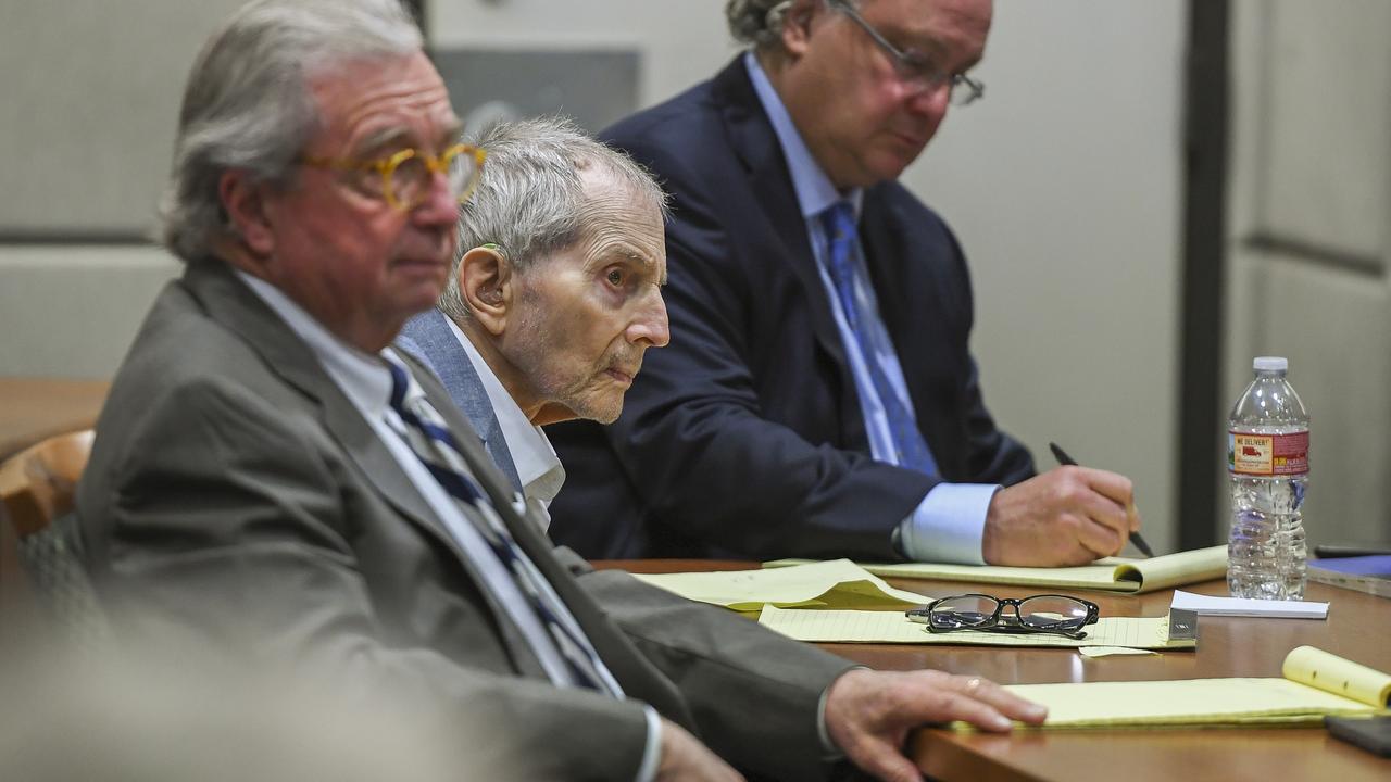 Real estate heir Robert Durst with his defence lawyers. Picture: Robyn Beck/Pool Photo via AP