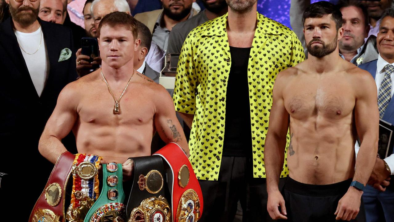 Mexican boxer Saul "Canelo" Alvarez (L) and British boxer John Ryder (R) pose for a picture during the weighing ceremony. (Photo by ULISES RUIZ / AFP)