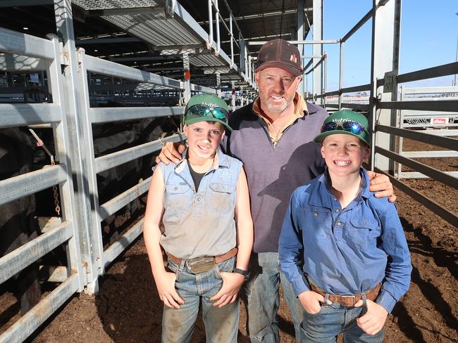 CVLX April Store cattle sale, Ballarat, Charlie, 11, & John Grigg, 9, with their father Richard, #0413385941, from Newlyn, selling 9,    Picture Yuri Kouzmin
