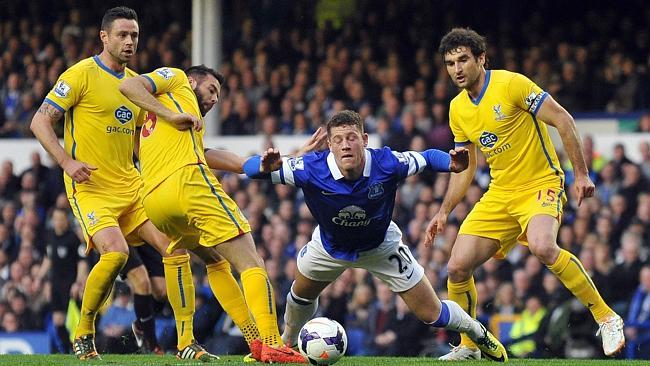 Ross Barkley (C) was closely watched by Crystal Palace’s defenders.